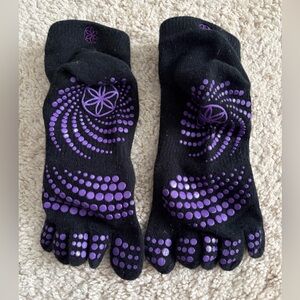 Gaiam Grippy Yoga Socks – Full Toe Non Slip Sticky Grip